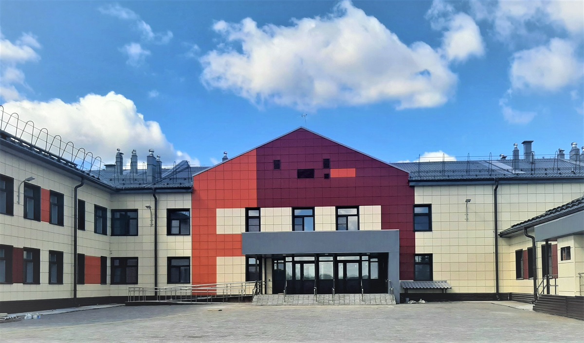 Новое здание школы, построенное в 2022 году