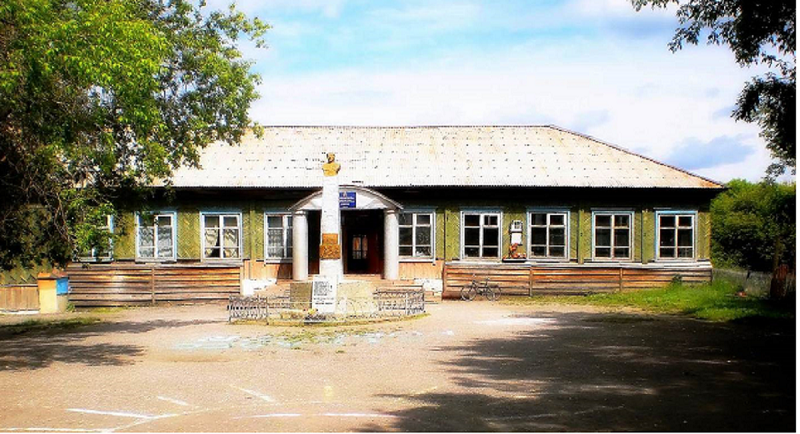 Здание школы, построенное Петровским ЛПХ в 1967 году